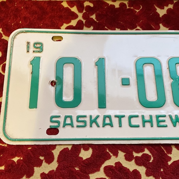 Vintage Rustic pair of 1968 Saskatchewan license Plates - Picture 5 of 13